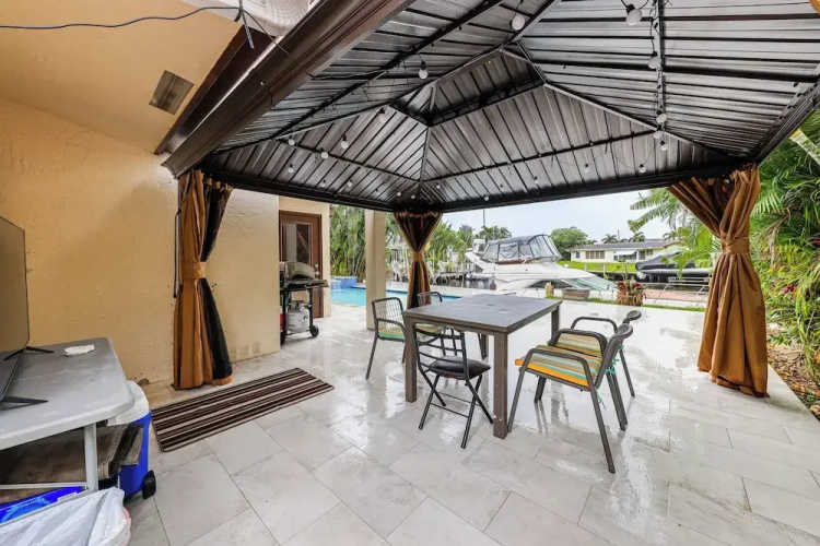 Pool & Home Theater: Lighthouse Point Home!