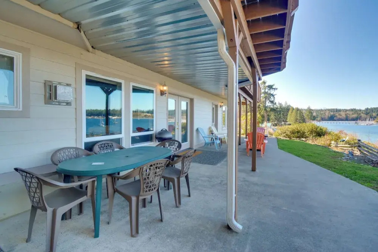 Waterfront PNW Escape w/ Deck & Beach Access!
