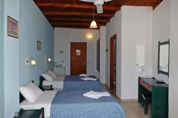 Standard Triple room with sea view