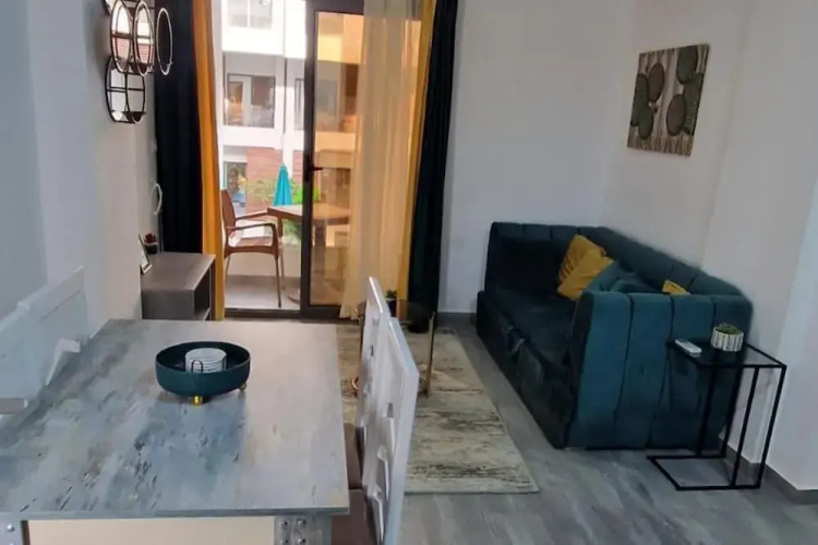 1 Bed Apartment Sleeps 2 - Communal Pool - Parking