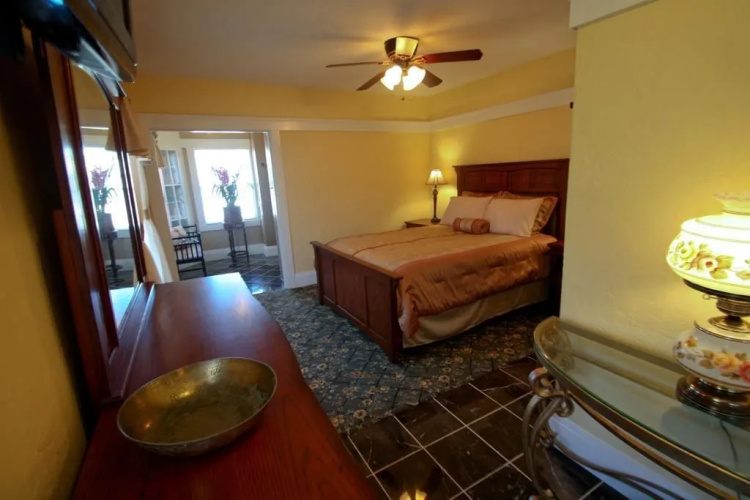 Shorelight Inn