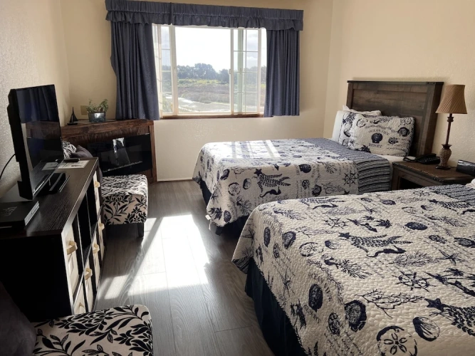 Standard Quadruple room with partial ocean view