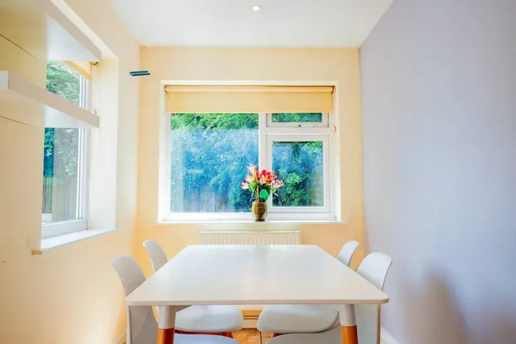 Host Stay Manfield Avenue