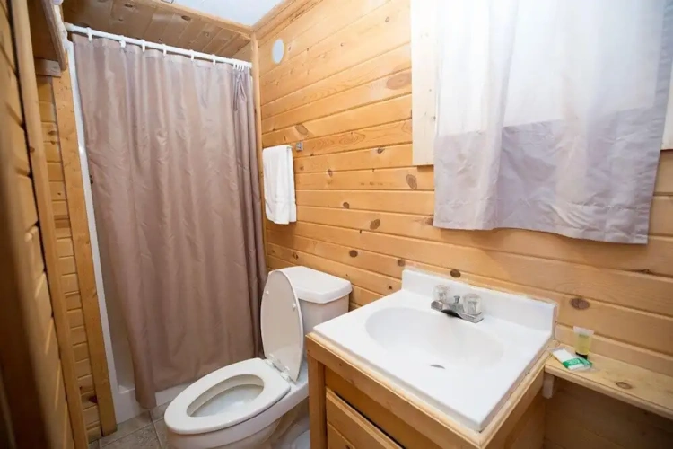 2 Bedrooms Comfort room with river view