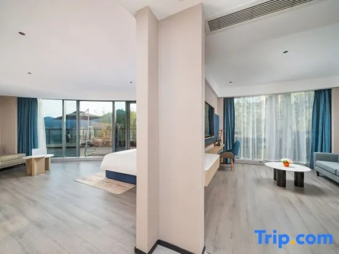 Suite with balcony and with river view