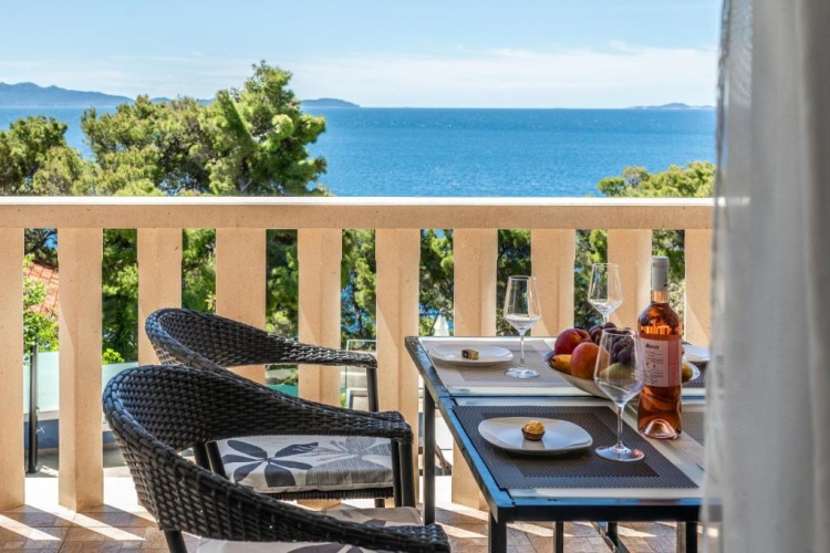 Apartment with sea view