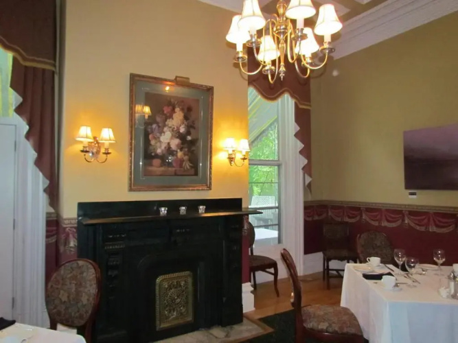 Shadow Lawn Inn