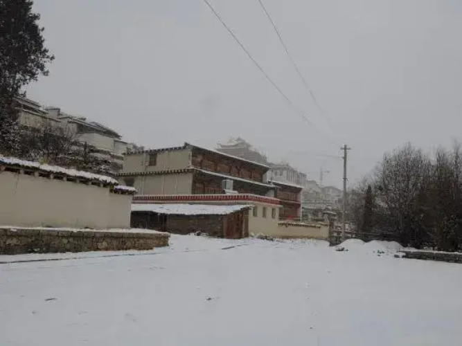 Xike Hostel(香格里拉西克客栈)