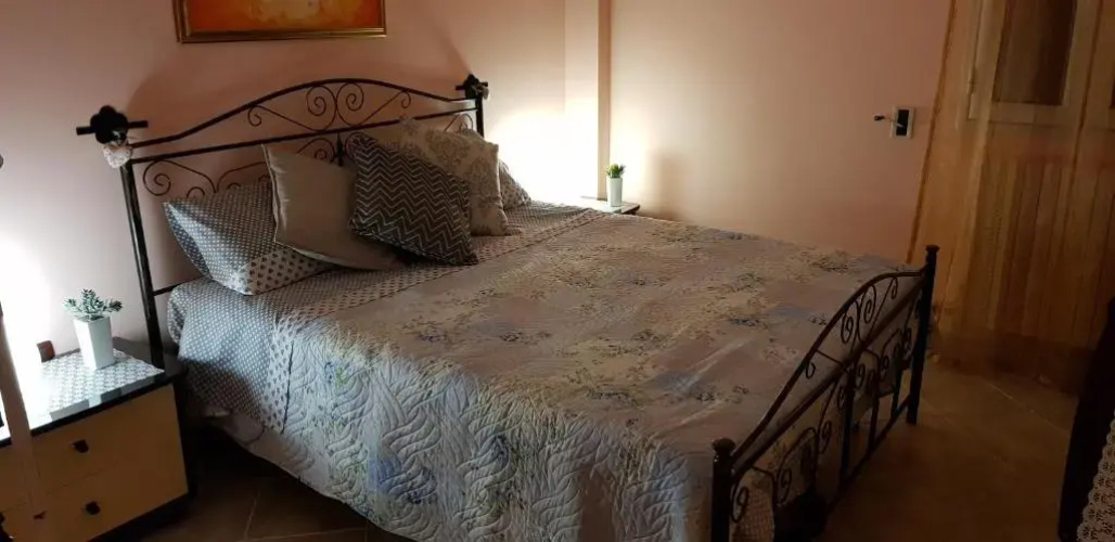 2 BEDROOMED APARTMENT - sleeps 5