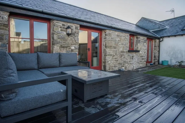The Old Stables - 3 Bedroom Cottage - Angle