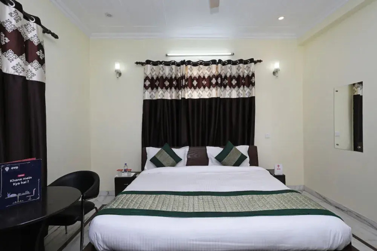 OYO 11606 Hotel K R Group