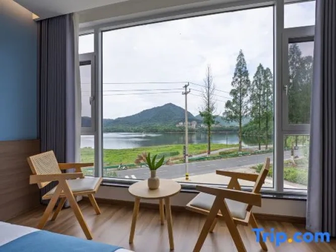 Standard Twin room with lake view