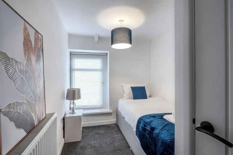 Stadium View 5-bed Retreat + Parking