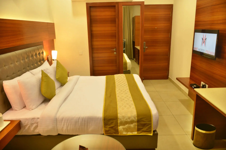 Mint Hotel Premia