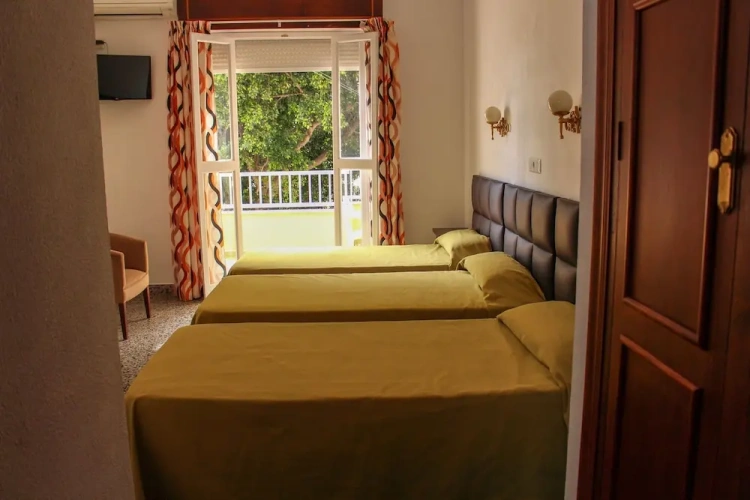 Standard Triple room with sea view