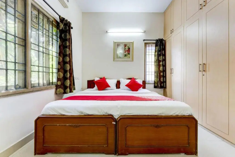 OYO Flagship 77300 J2 Service Apartment