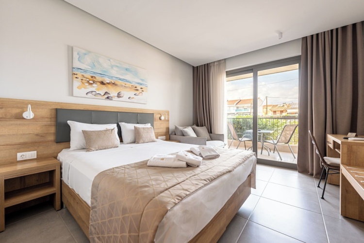 Standard Triple room with balcony and with city view