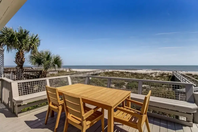 Stunning House With Oceanfront Deck and Direct Access to Beach by Redawning