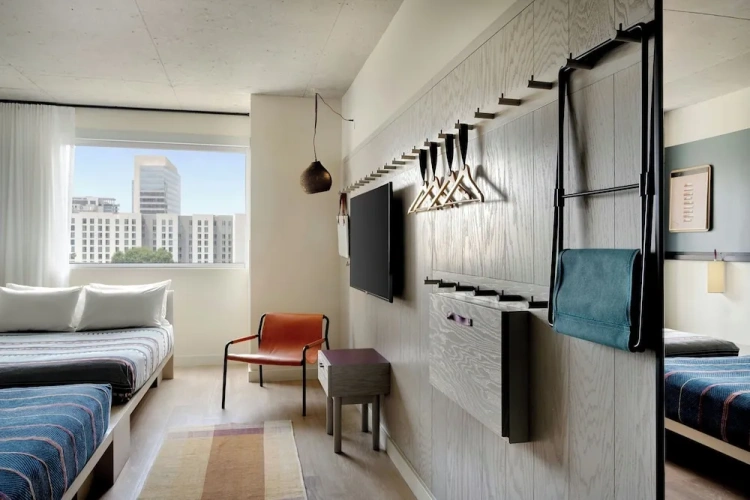 Standard Quadruple room with city view