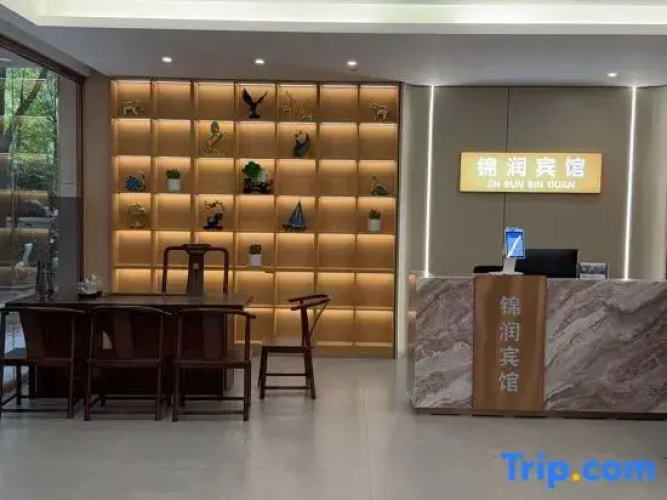 Longling Jinrun Hotel