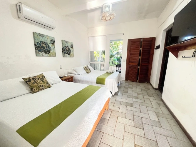 Classic Quadruple room with balcony and with courtyard view