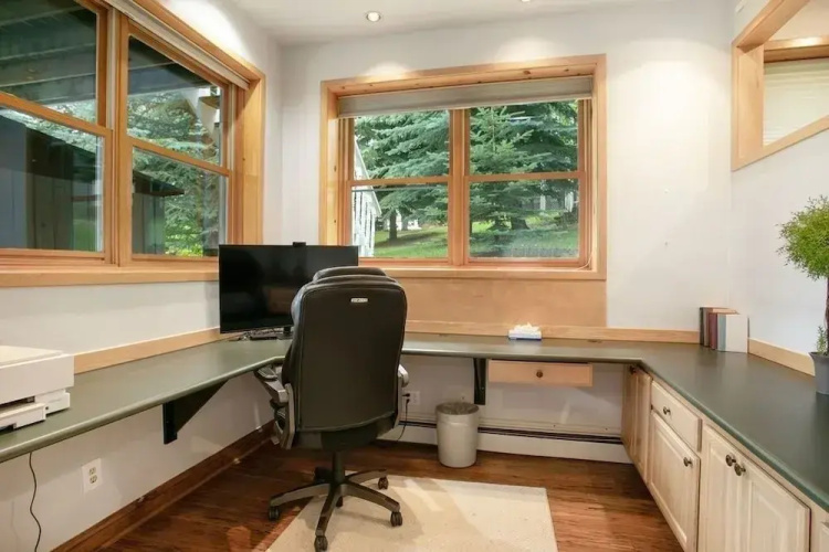 405 Greenway Circle 4 Bedroom Home by RedAwning