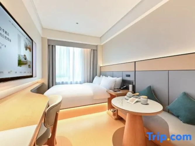 Standard Double room with street view