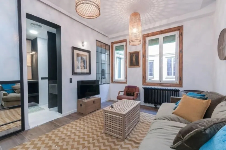 Spacious Designer Two Bed Apartment in Malasaña