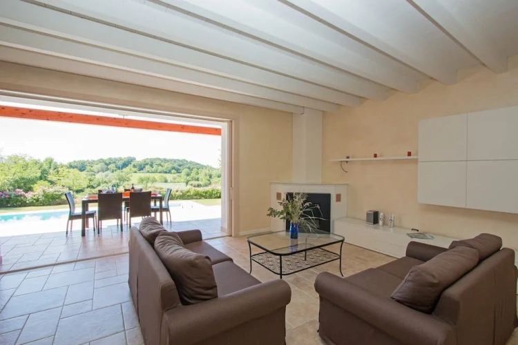 4 Bedrooms Villa