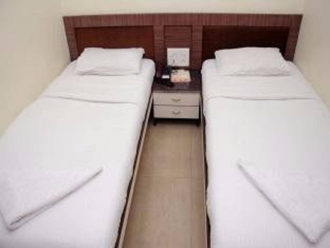 OYO 424 Hotel Apple Suites