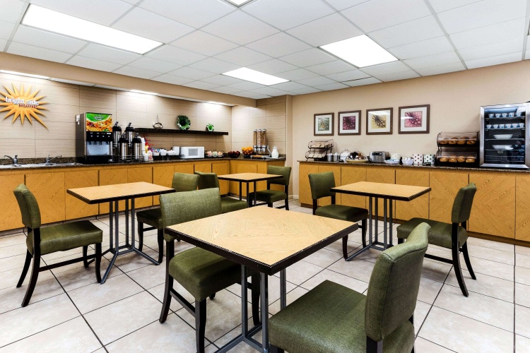 La Quinta Inn & Suites by Wyndham St. Pete-Clearwater Airpt photo 22