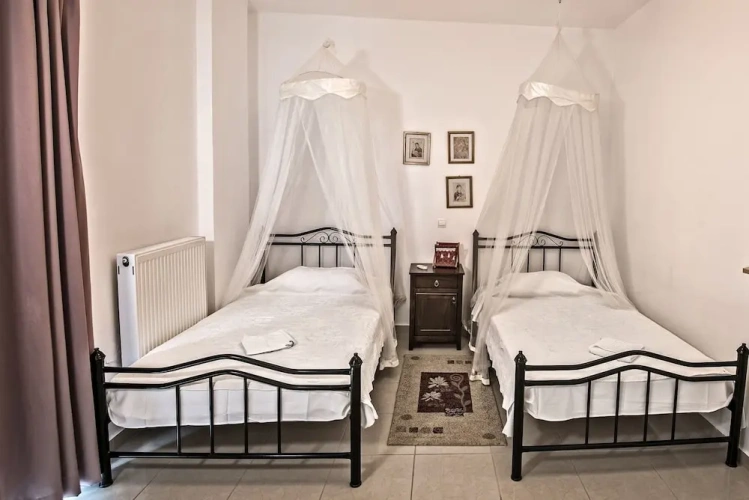 5 Bedrooms Villa