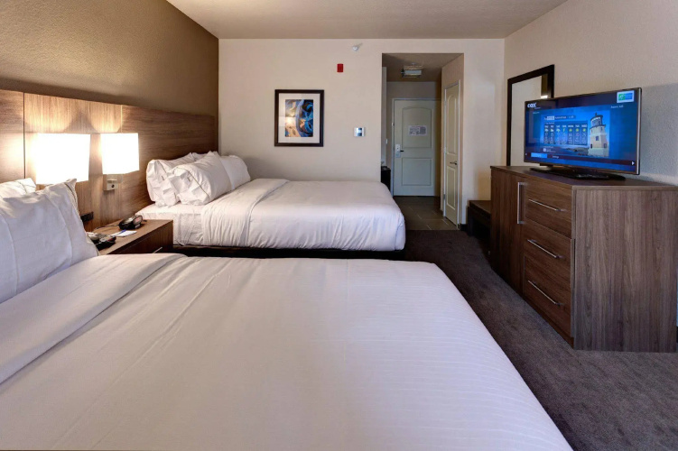 Holiday Inn Express & Suites Great Bend by IHG