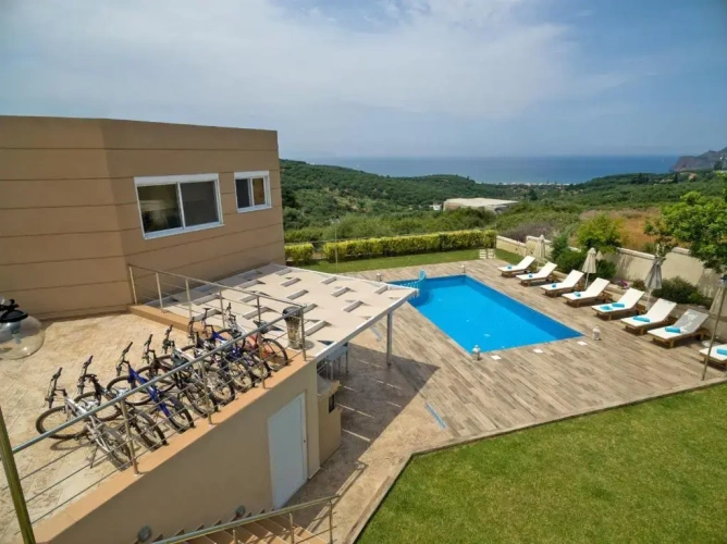 4 Bedrooms Villa