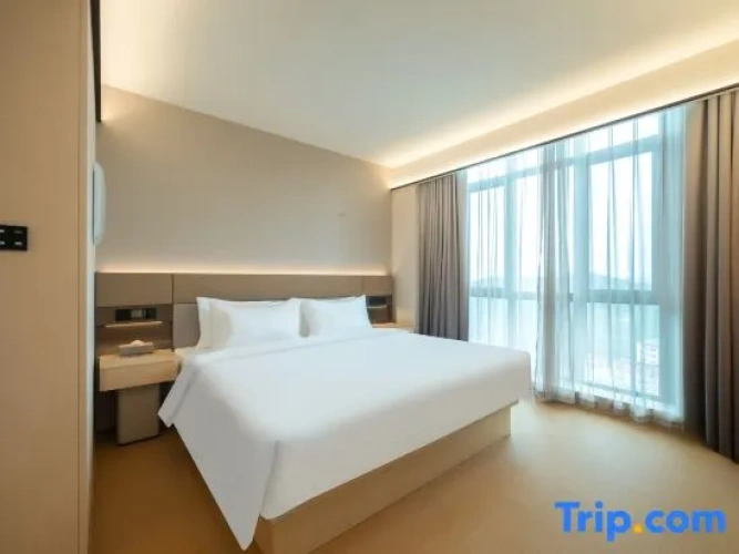 Deluxe Family Suite with mountain view