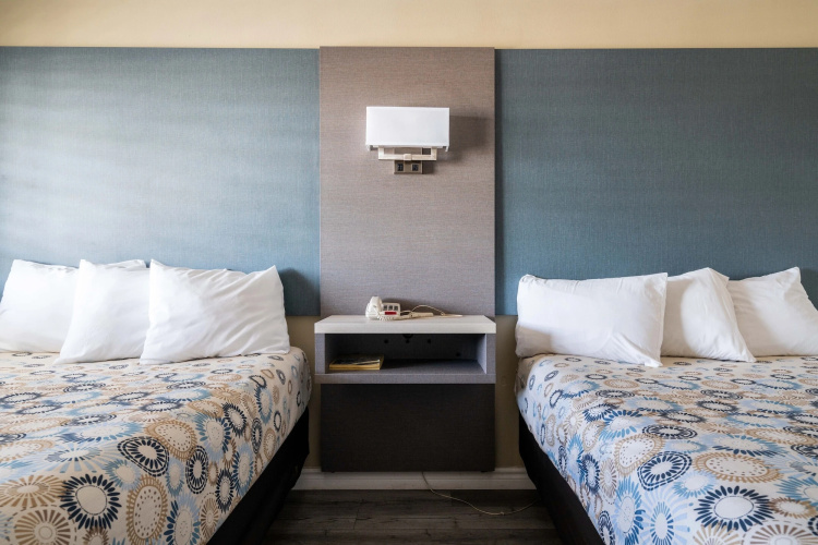 Solaire Inn & Suites