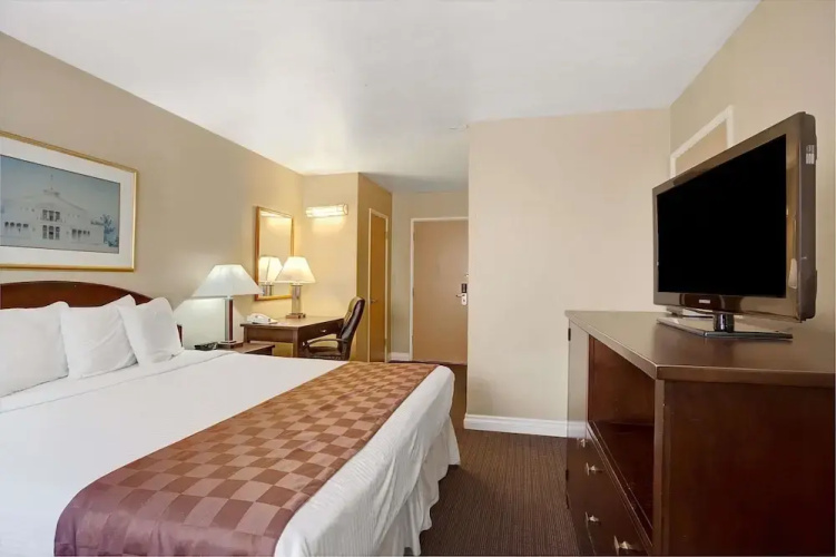 Travelodge Everett City Center