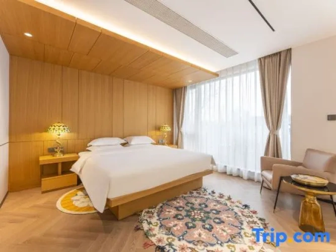 Suite with courtyard view
