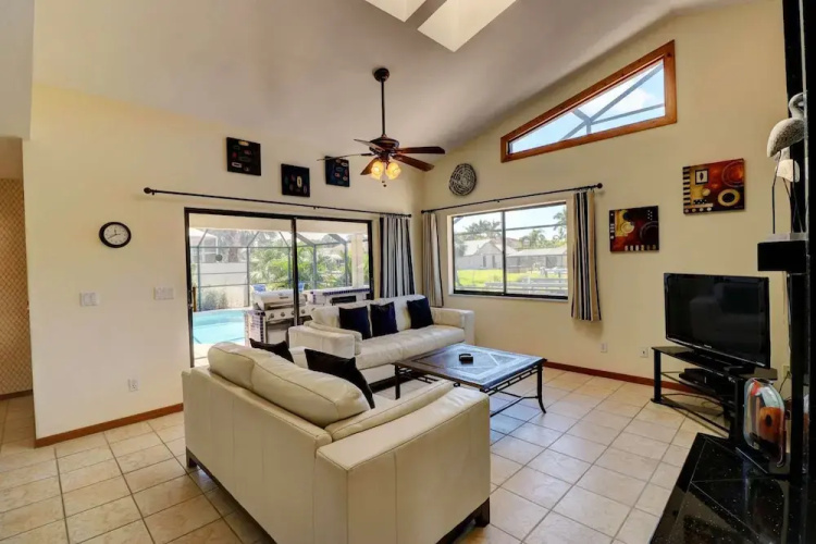 1530 SW 49th Ter