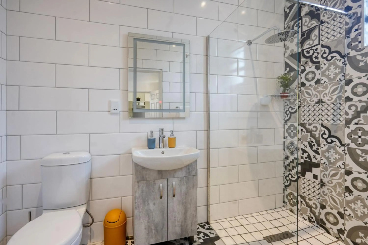 Hampton Collection - Stylish 3 Sleeper Apartment with Pool