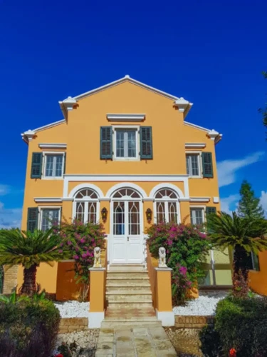 5 Bedrooms Villa