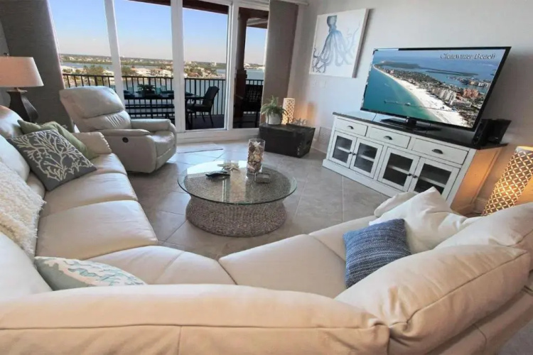 806 Harborview Grande