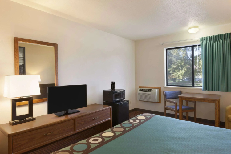 Super 8 by Wyndham Wall