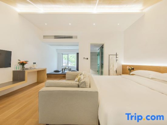 2 Bedrooms Standard Family room with balcony