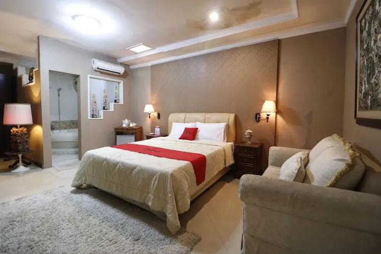 RedDoorz Plus @ Jalan Dharmawangsa