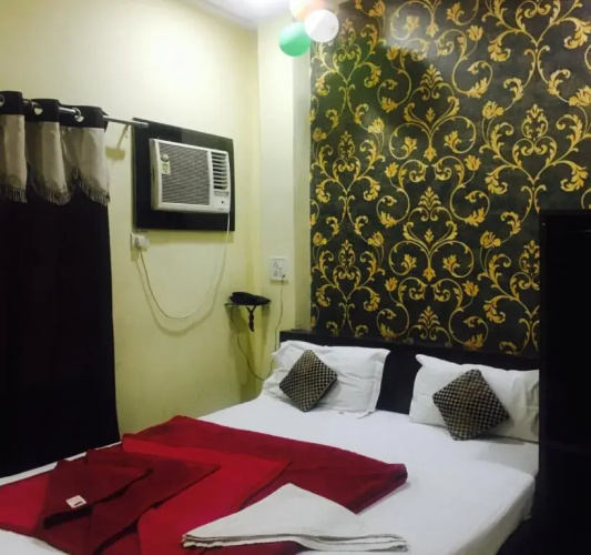Hotel Divine Inn