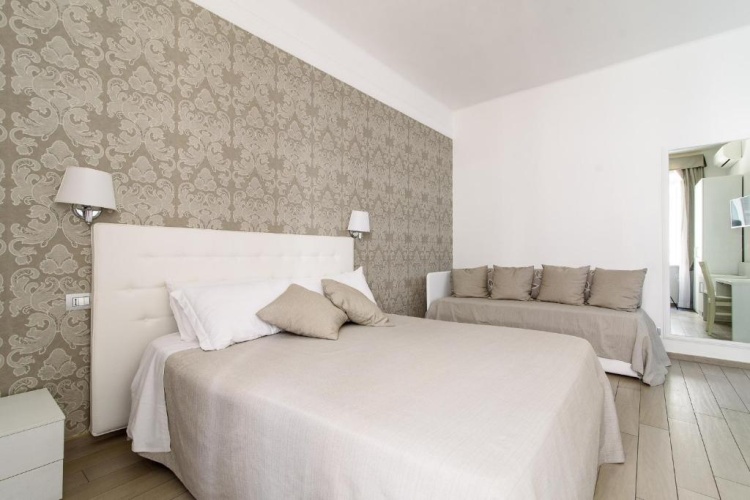 Standard Triple room