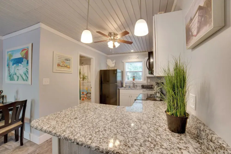 Ocean Isle Beach Studio w/ Patio - 1 Mi to Pier!