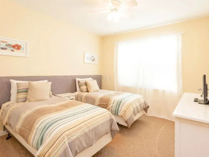 6 Bedrooms home by RedAwning