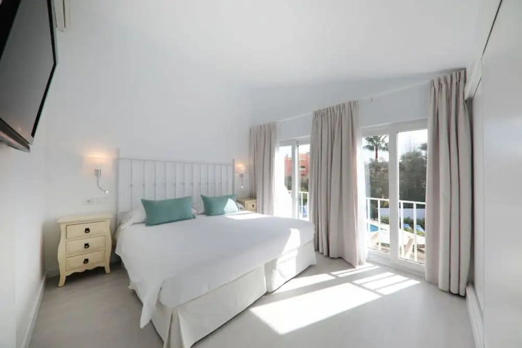 2 Bedrooms Villa